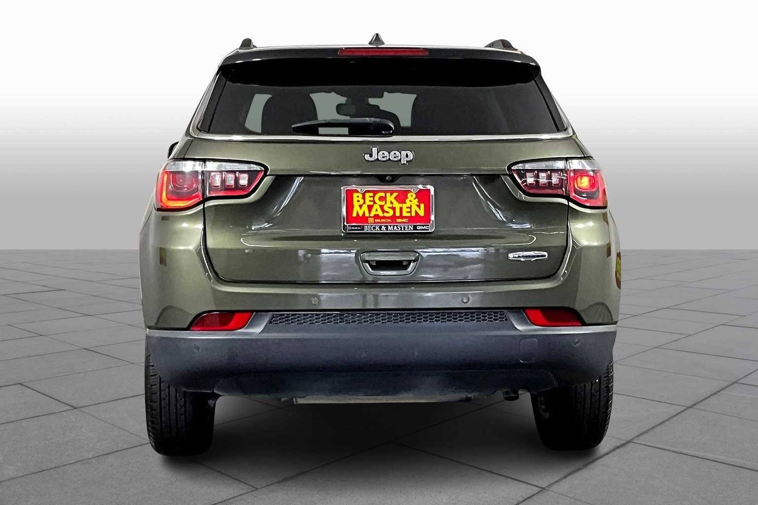 Used 2018 Olive Green Pearlcoat Jeep Latitude image 5