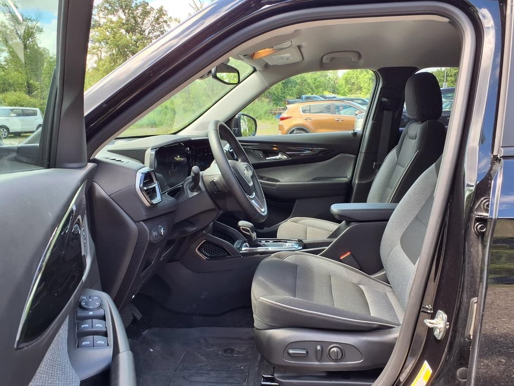 Used 2025 Mosaic Black Metallic Chevrolet LT image 19