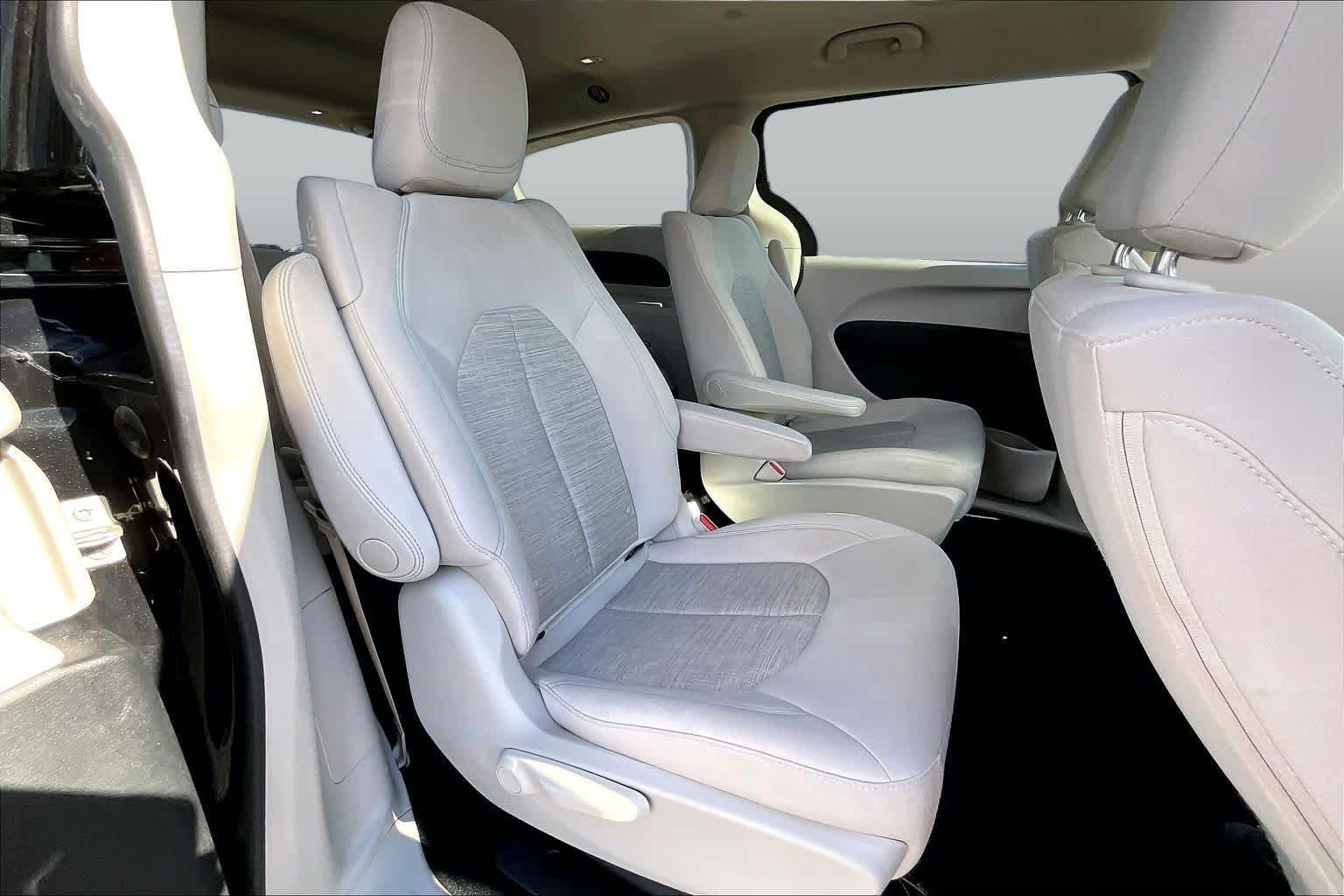 Used 2018 Brilliant Black Crystal Pearlcoat Chrysler Hybrid Touring Plus image 21