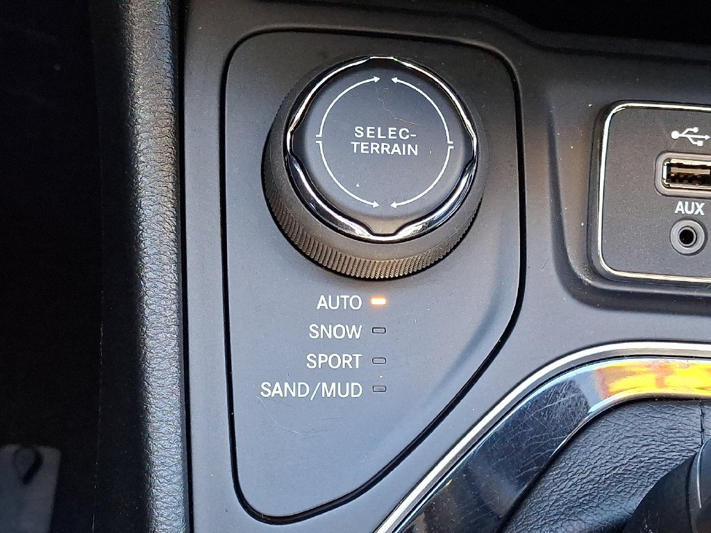 Used 2023 Gray Jeep Altitude image 24