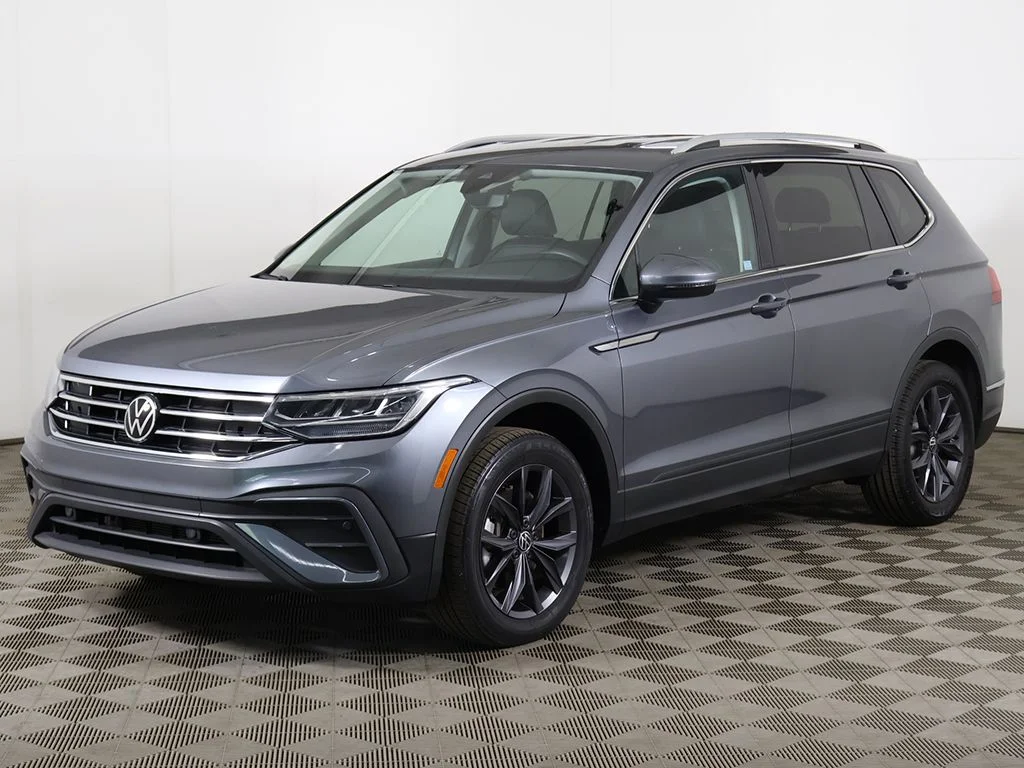Used 2023 Platinum Gray Metallic Volkswagen 2.0T SE image 9