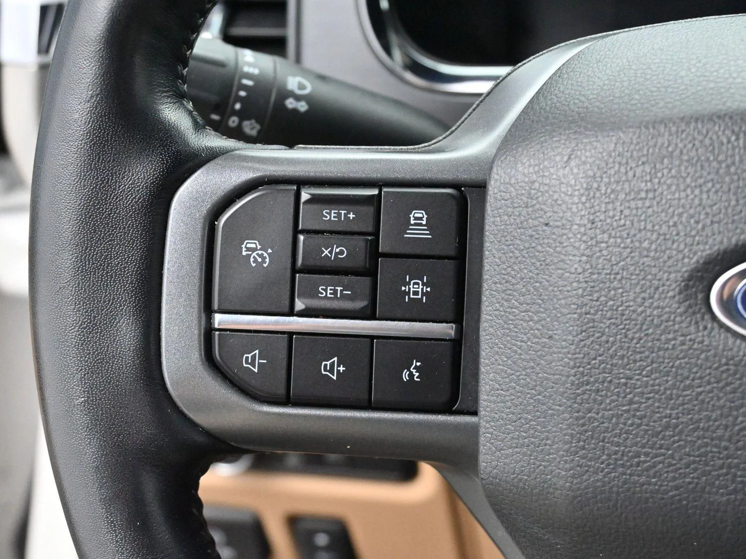 Used 2022 Star White Metallic Tri-Coat Ford LARIAT image 18
