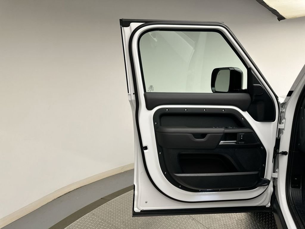 New 2026 Fuji White Land Rover X-Dynamic SE image 9