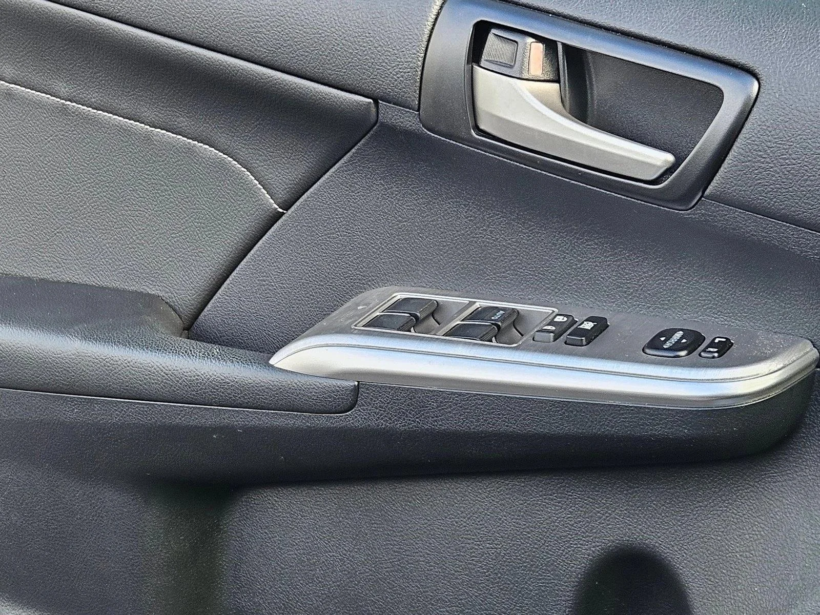 Used 2014 Classic Silver Metallic Toyota SE image 8