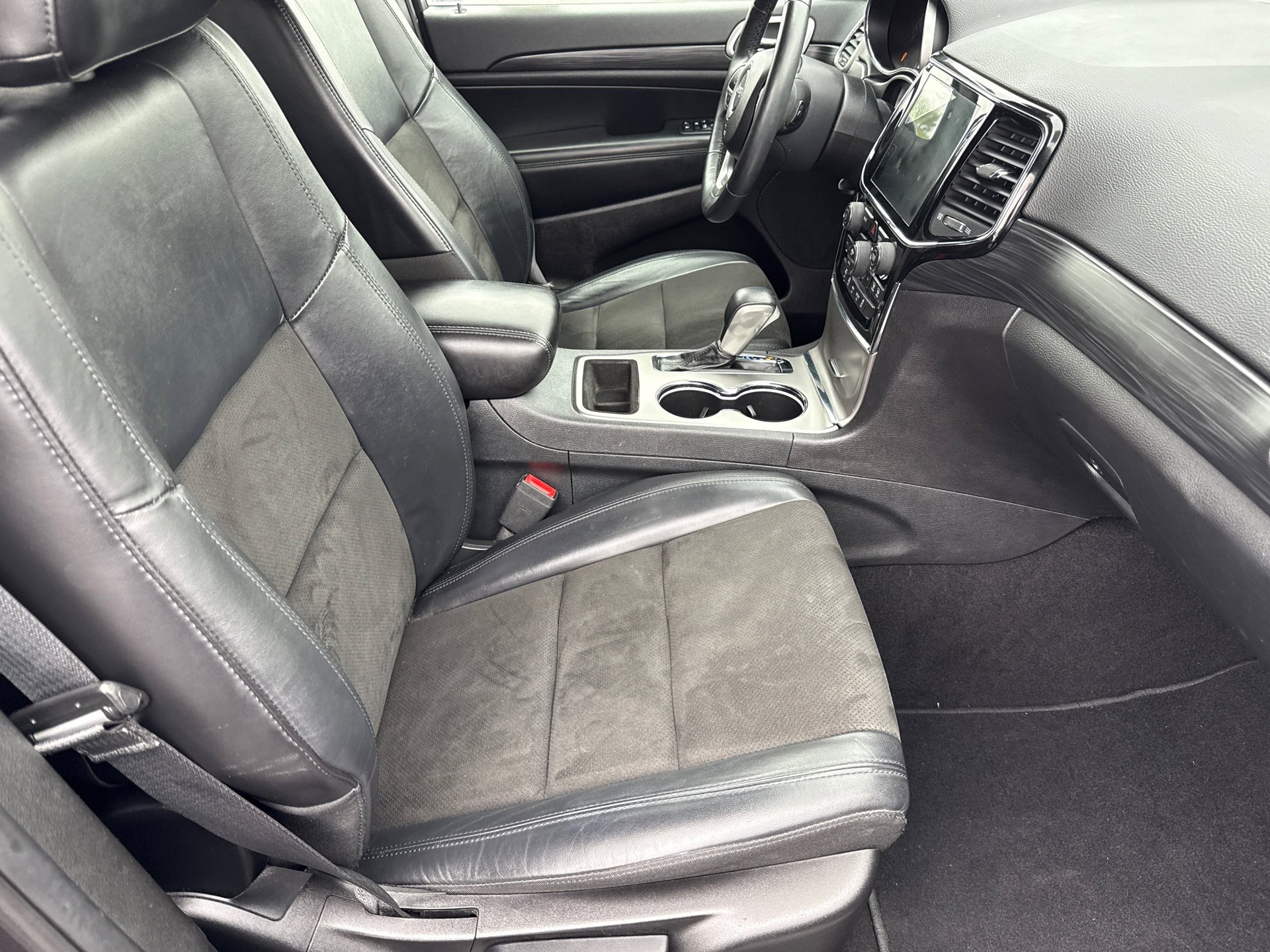 Used 2019 Granite Crystal Metallic Clearcoat Jeep Altitude image 12
