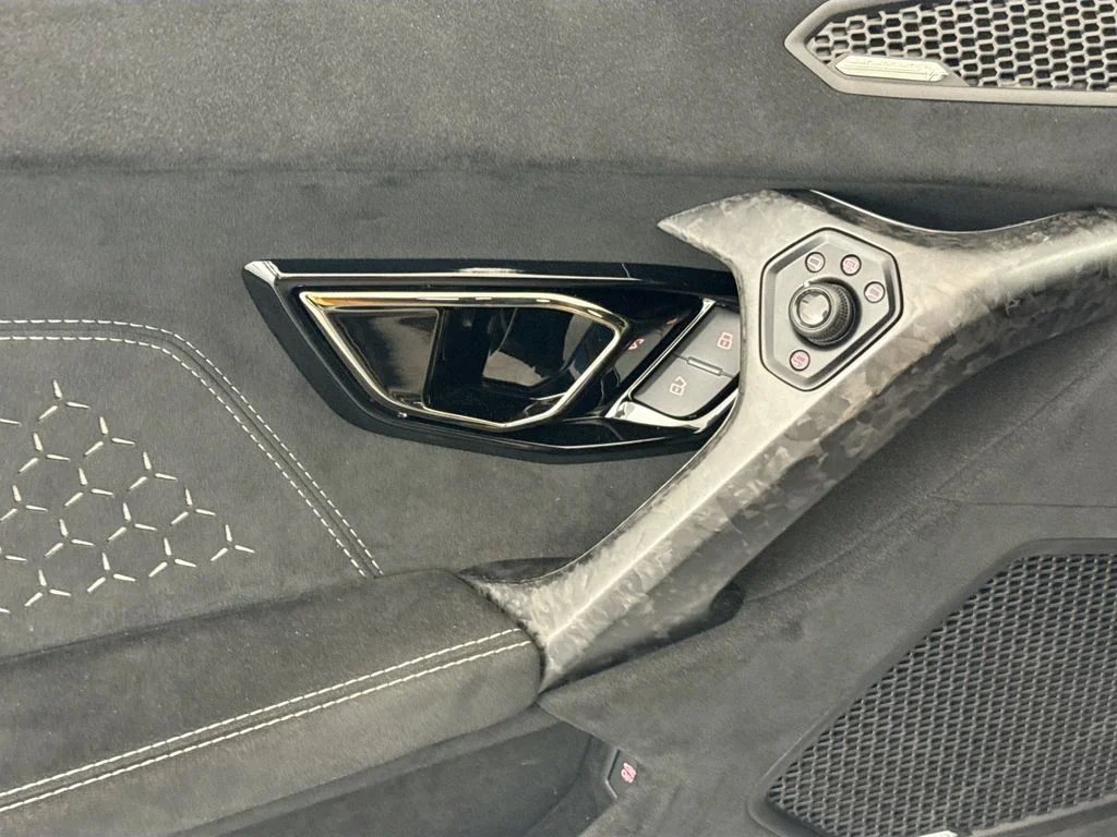 Used 2018 Gold Lamborghini Performante image 18