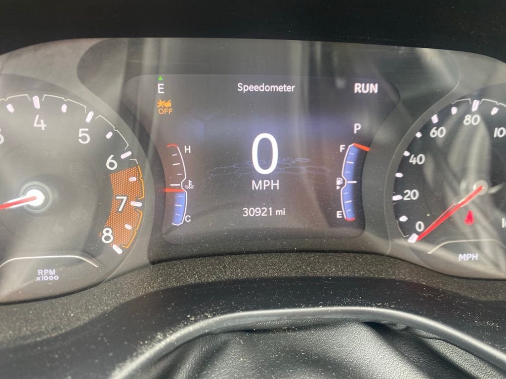 Used 2022 White Jeep Latitude image 9