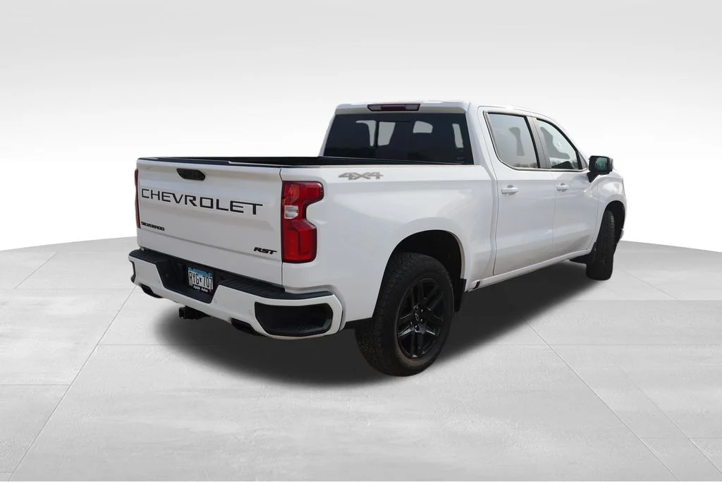 Used 2025 Summit White Chevrolet RST image 3