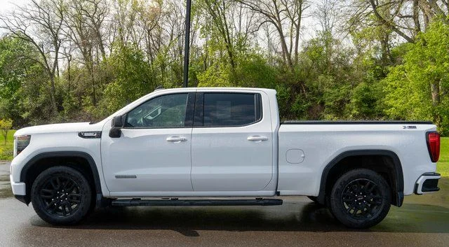 Used 2024 White GMC Elevation image 9