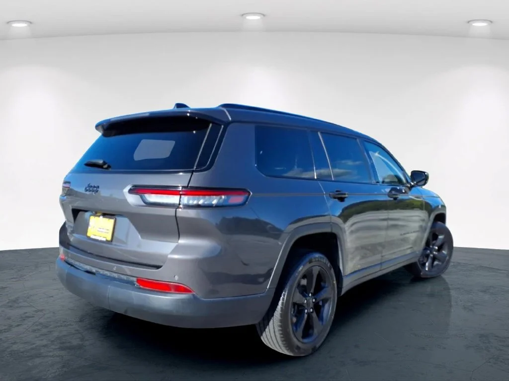 Used 2023 Gray Jeep Altitude image 8