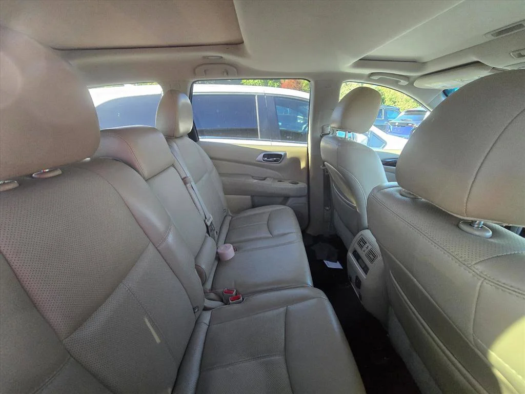 Used 2016 Black Nissan Platinum image 8