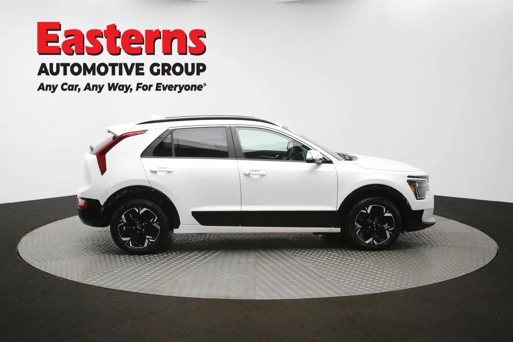 Used 2023 White Kia Wind image 44