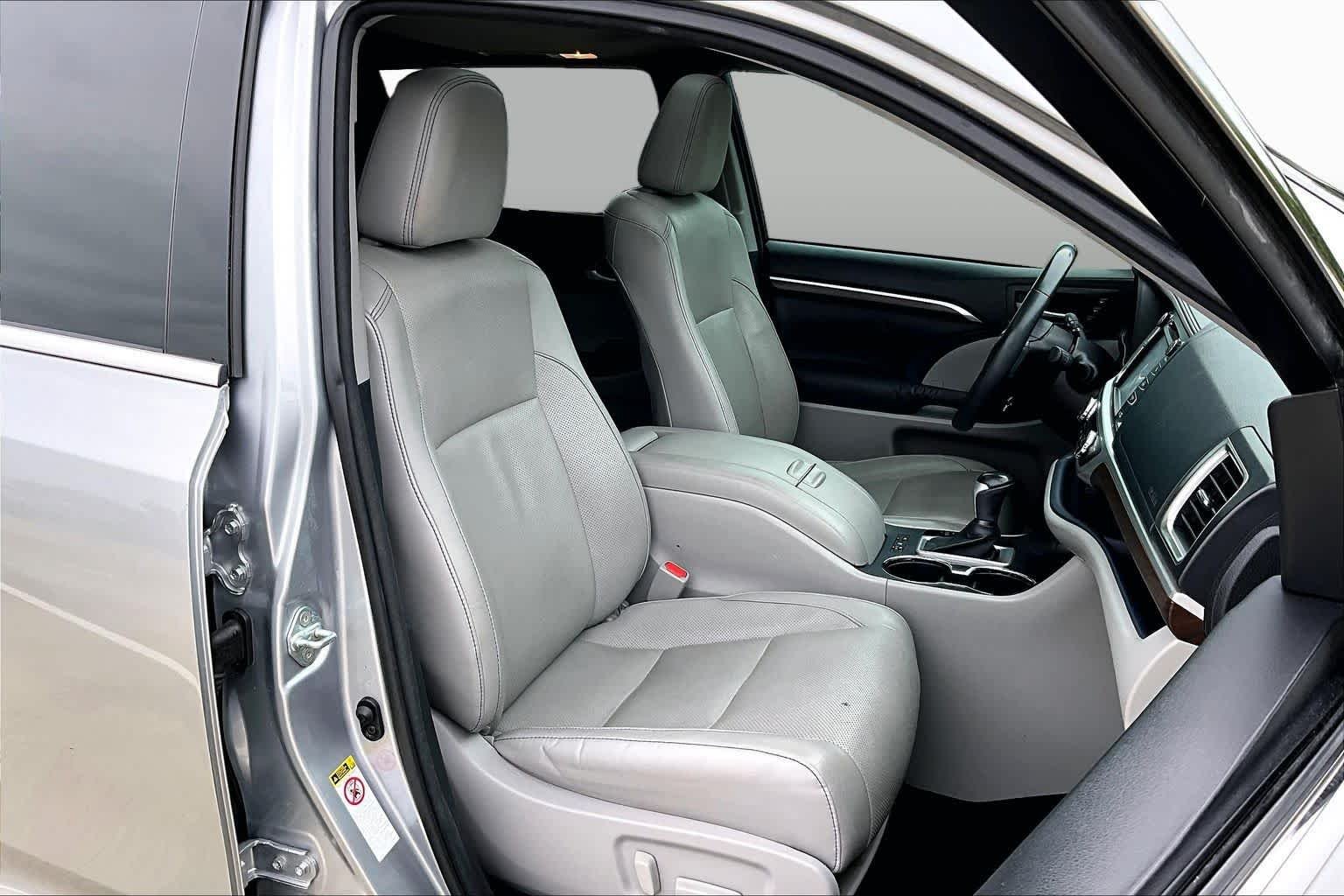 Used 2015 Silver Sky Metallic Toyota Limited image 8