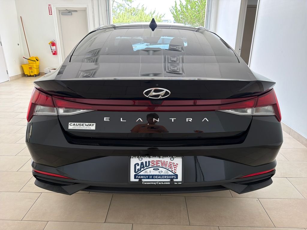 Used 2022 Black Hyundai SEL image 6
