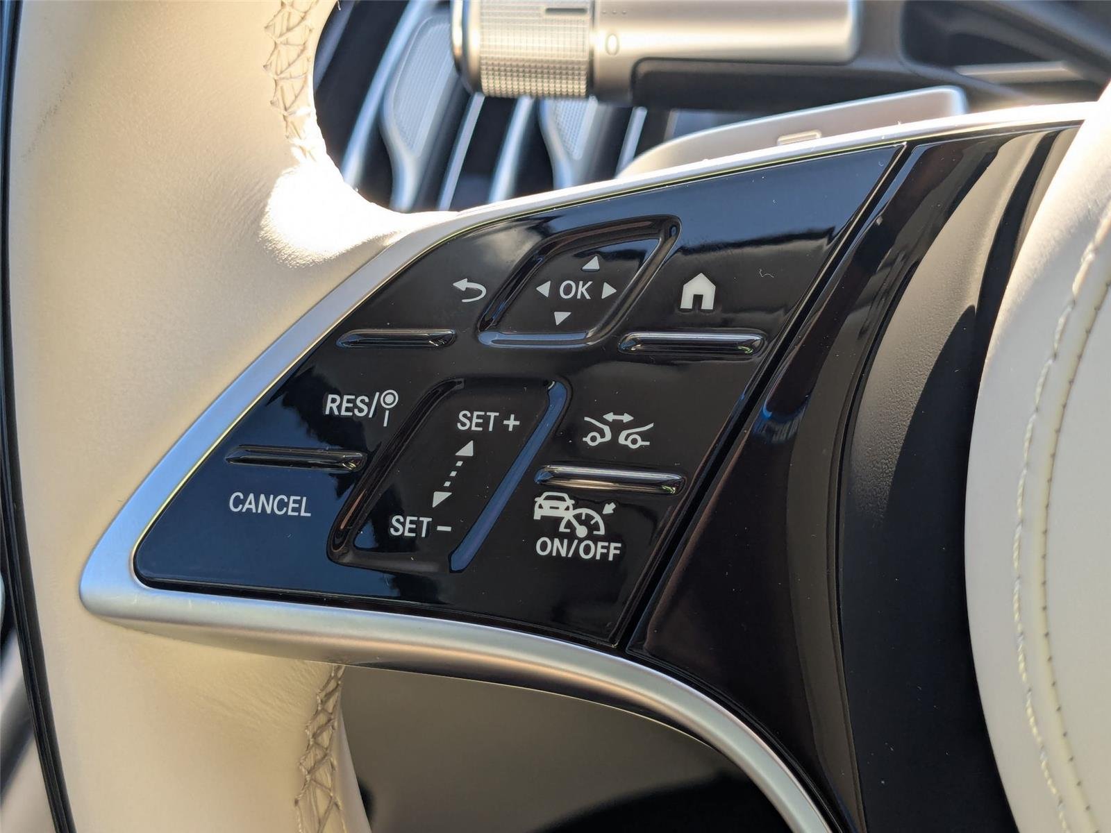 Used 2024 MANUFAKTUR Moonlight White Metallic Mercedes-Benz S 580 image 19