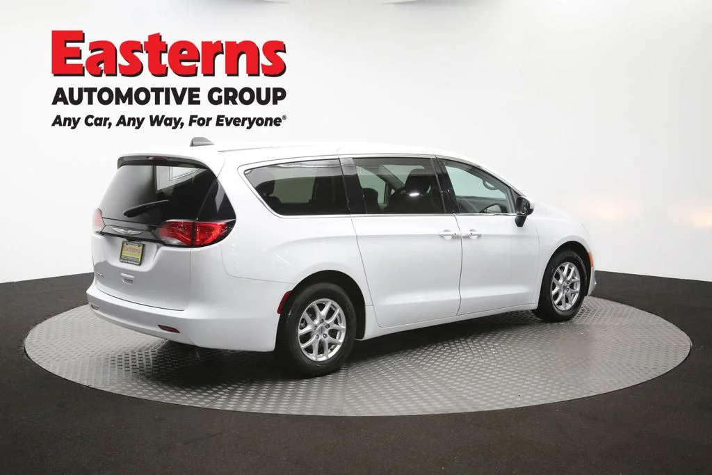 Used 2022 White Chrysler LX image 40