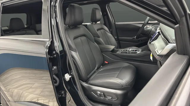 New 2026 Diamond Black Crystal Pearl-Coat Exterior Paint Jeep Limited image 24
