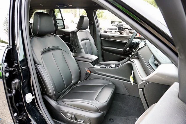 New 2026 Diamond Black Crystal Pearlcoat Jeep Limited image 15