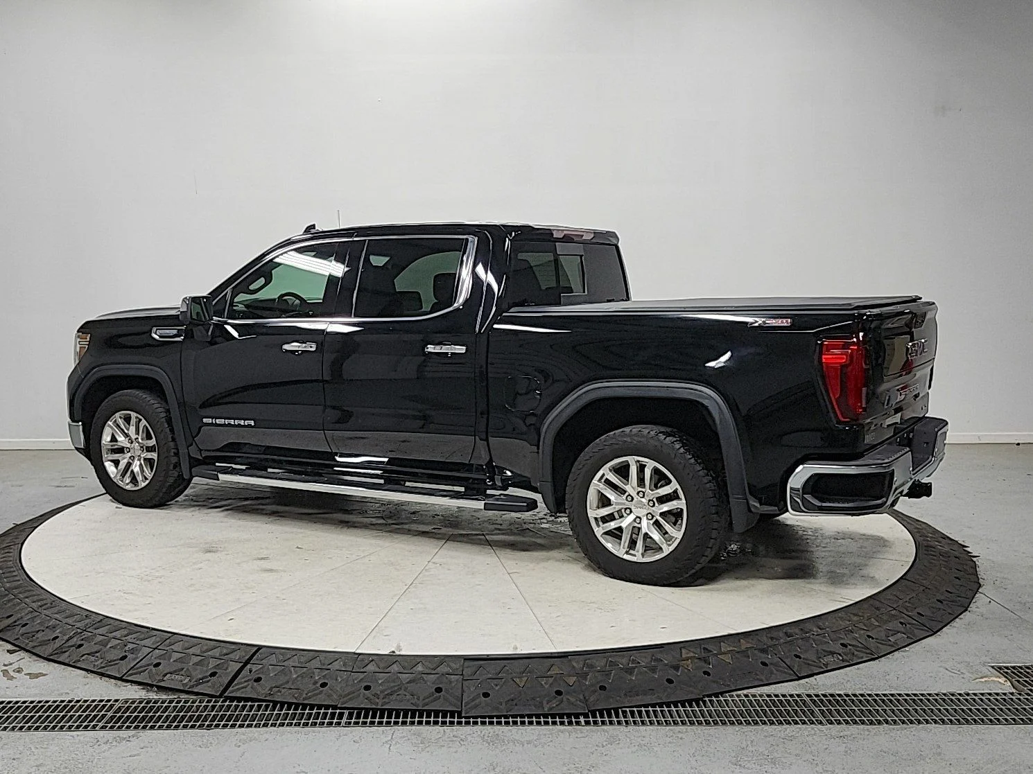 Used 2021 Black GMC SLT image 5