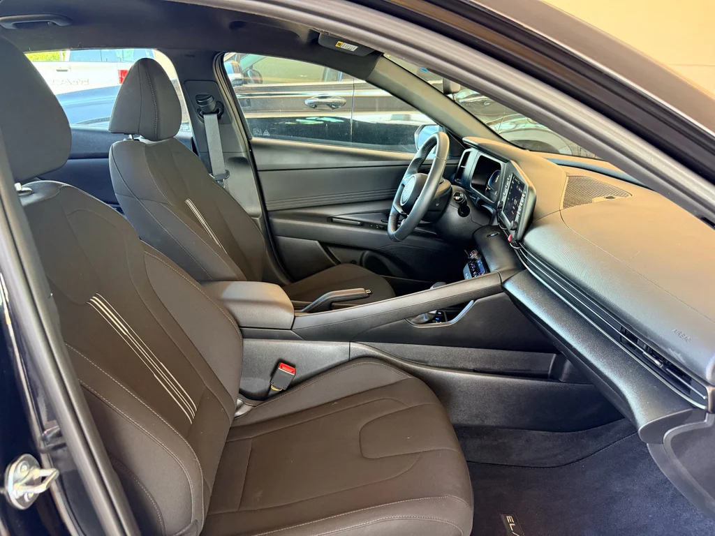 Used 2025 Abyss Black Hyundai SEL Sport image 13