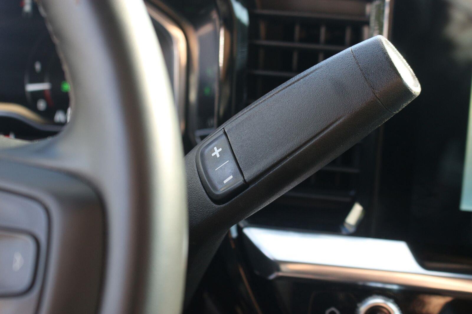 Used 2025 Onyx Black GMC SLT image 32