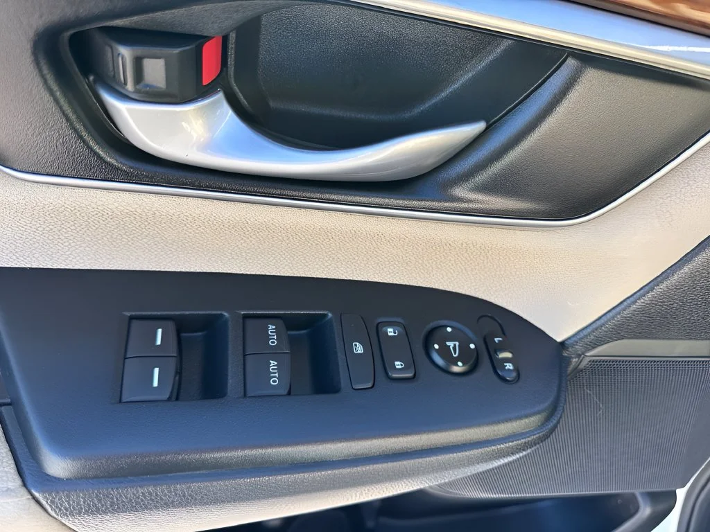 Used 2022 White Honda EX image 25
