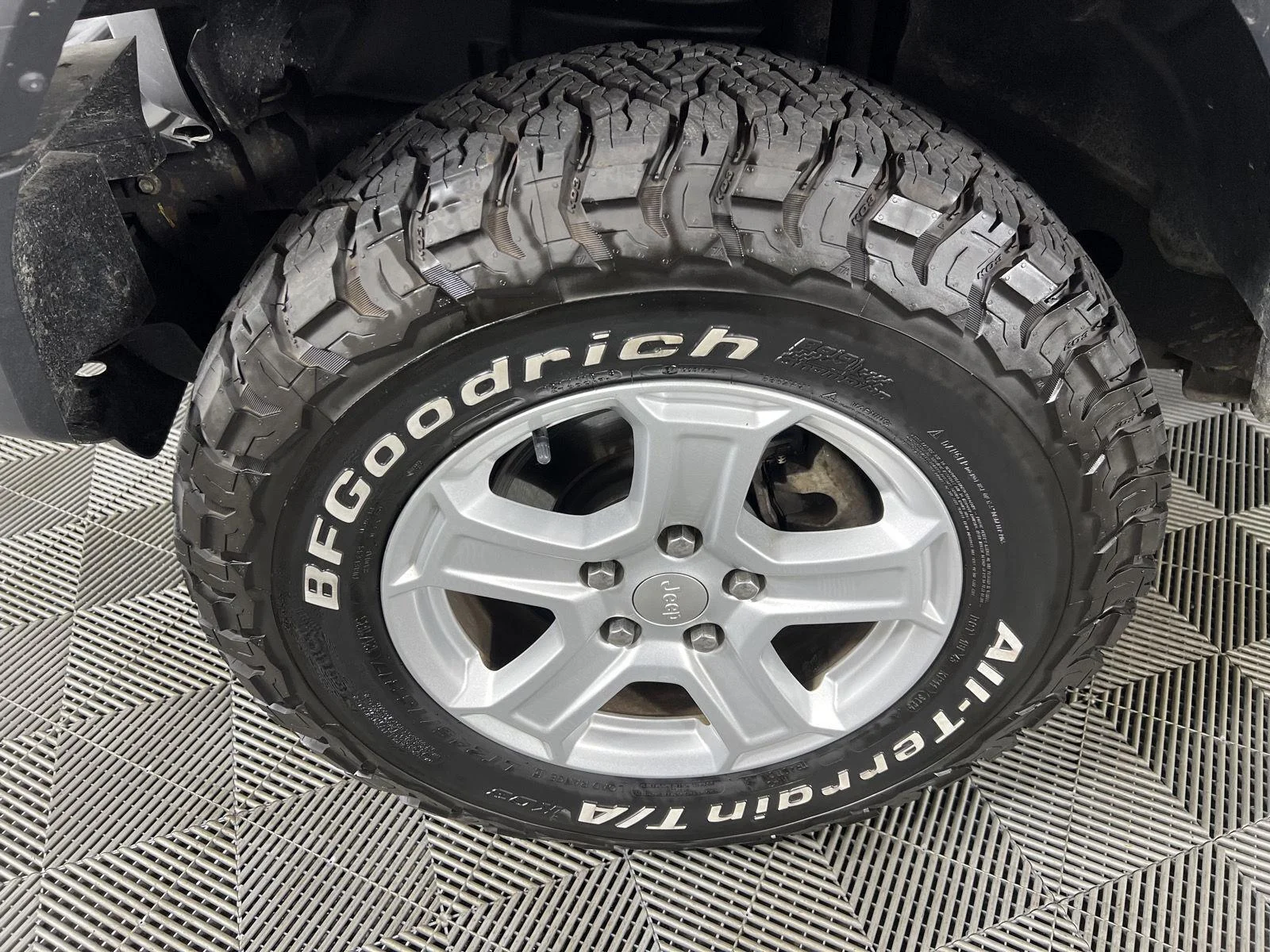 Used 2018 Billet Silver Metallic Clearcoat Jeep Sport S image 23