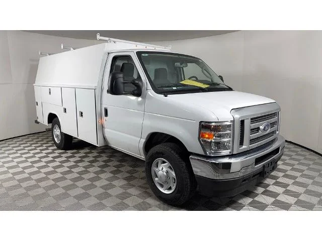 New 2025 Oxford White Ford E-350 SRW image 33