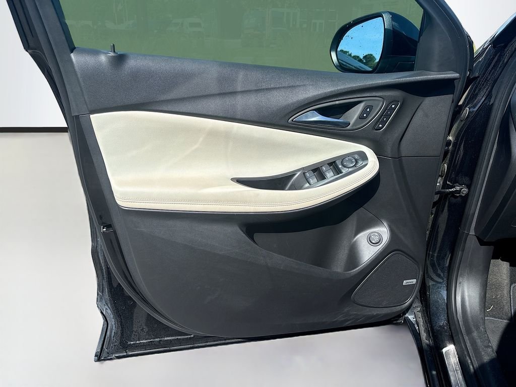 Used 2025 Black Buick Avenir image 31