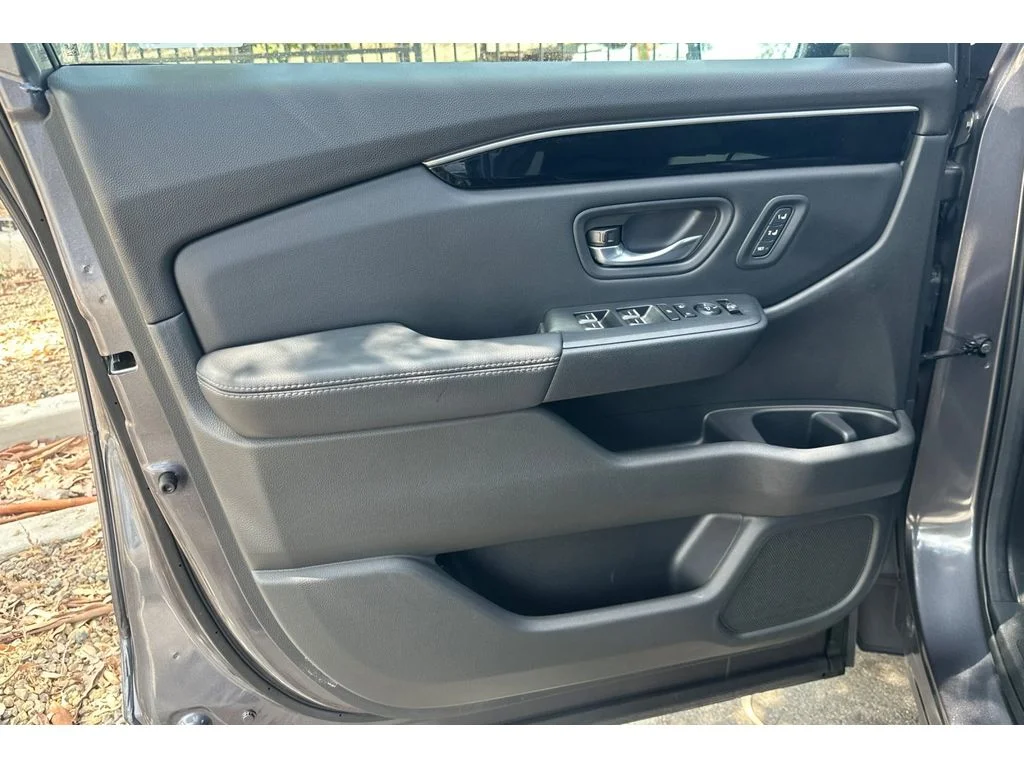 Used 2024 Modern Steel Metallic Honda Touring image 11