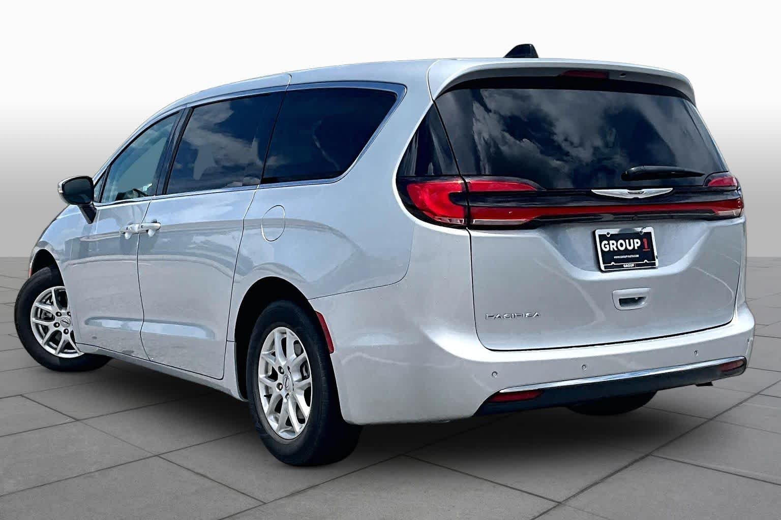 Used 2023 Silver Mist Clearcoat Chrysler Touring L image 12