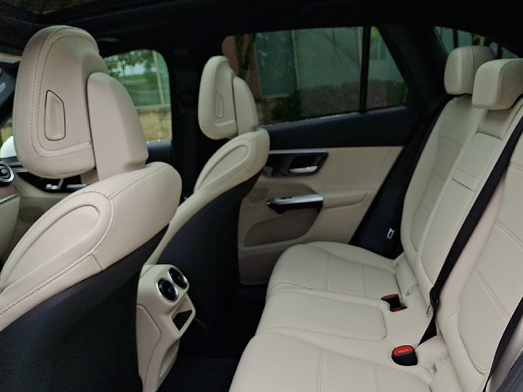 New 2027 Obsidian Black Metallic Mercedes-Benz GLC 300 image 7