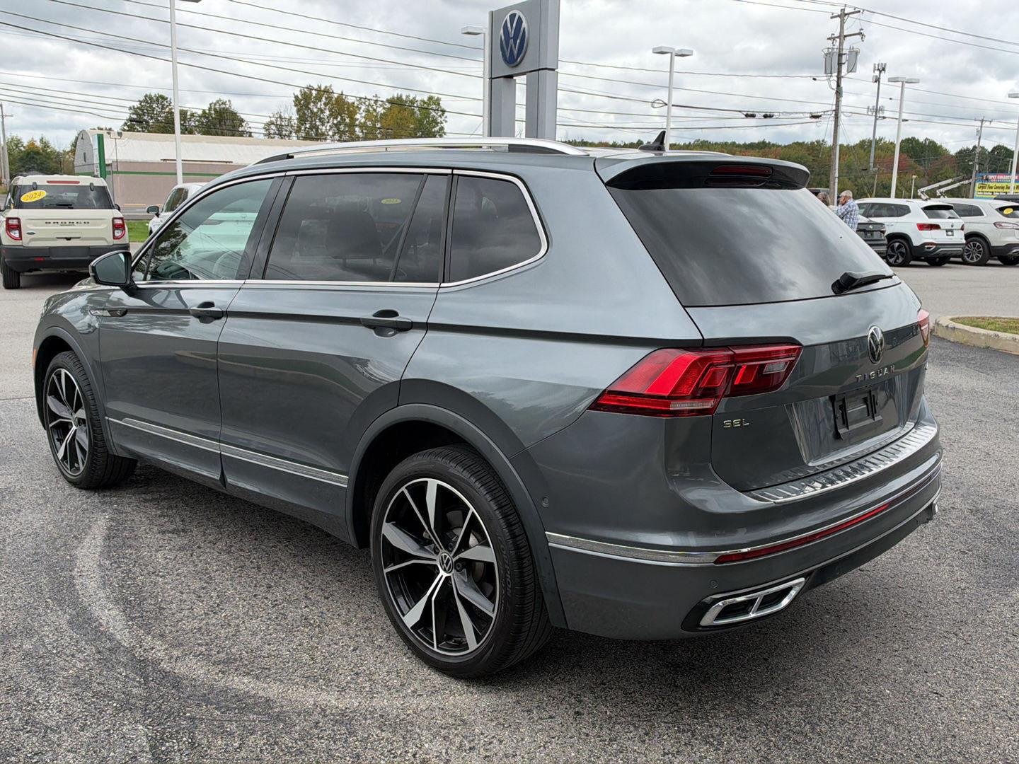 Certified Used 2024 Platinum Gray Metallic Volkswagen SEL R-Line image 4