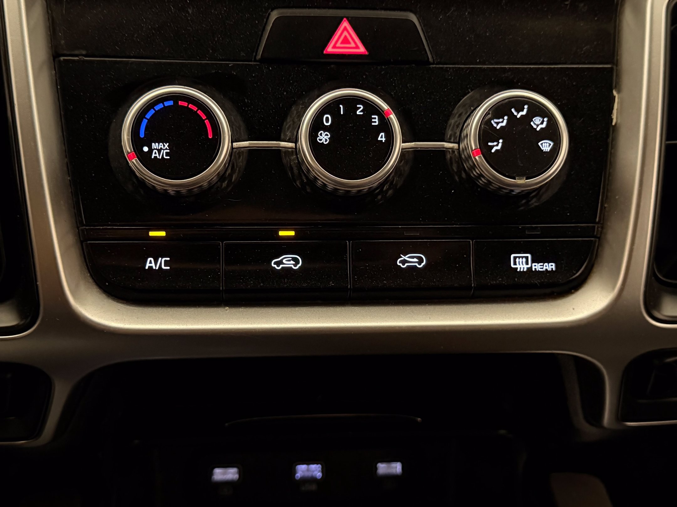 Used 2021 Glacial White Pearl Kia LX image 31