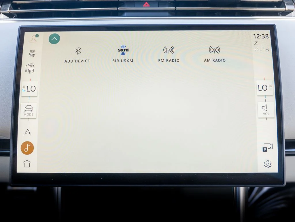 Used 2025 White Land Rover SE image 31