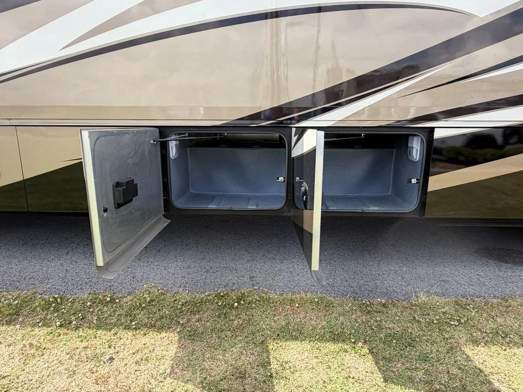 Used 2014  Tiffin  image 16