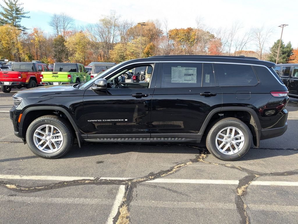 New 2025 Diamond Black Crystal Pearl-Coat Exterior Paint Jeep Laredo image 6
