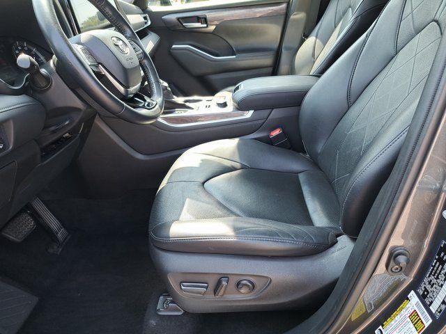 Used 2020 Gray Toyota Platinum image 28