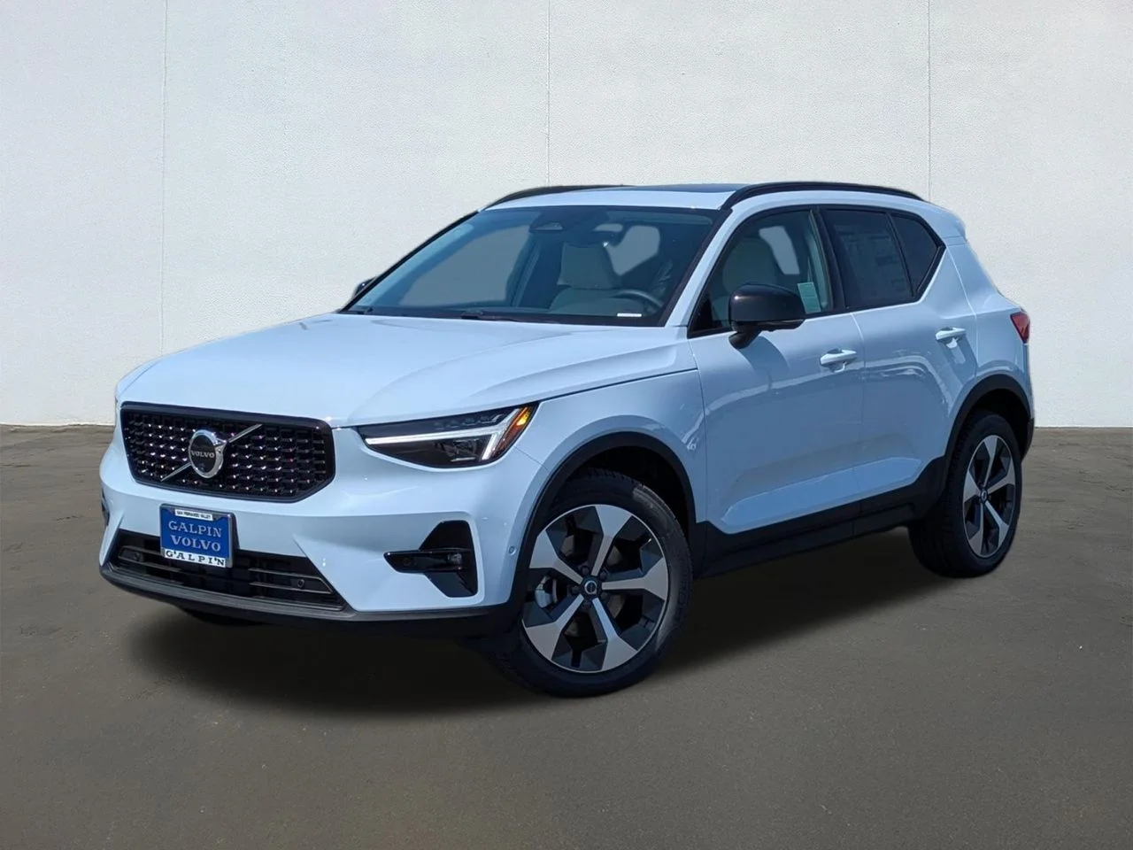 2026 Volvo XC40 B5 Plus Dark AWD's photo