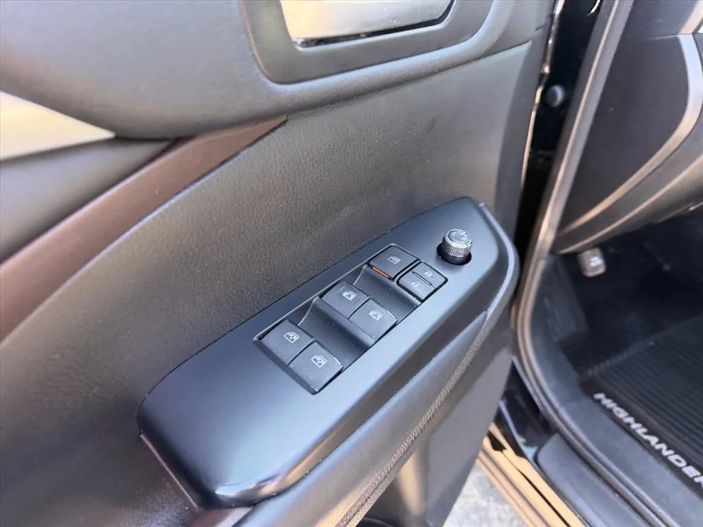 Used 2017 Black Toyota XLE image 14