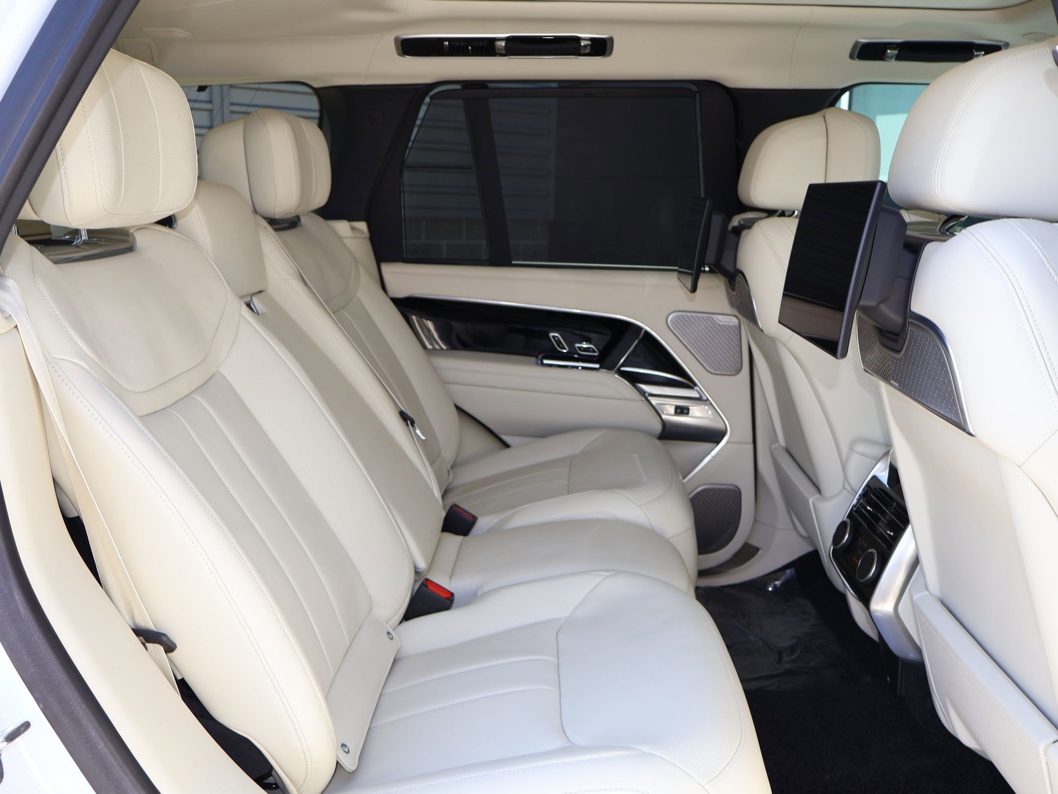 Certified Used 2025 Fuji White Land Rover Autobiography image 27