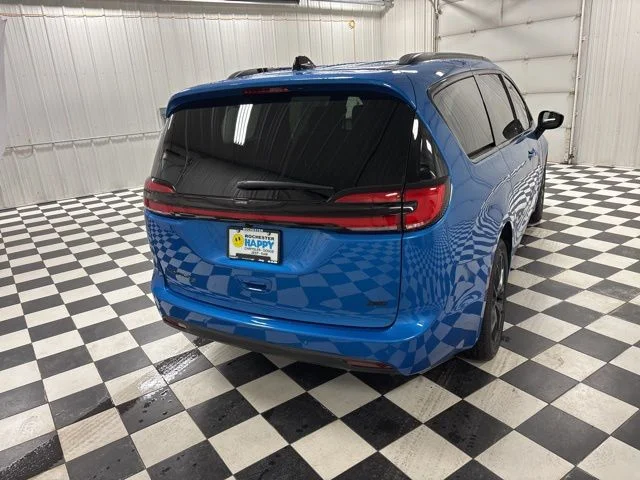 New 2026 Hydro Blue Pearl-Coat Exterior Paint Chrysler Select image 4