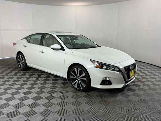 Used 2021  Nissan 2.5 Platinum image 3