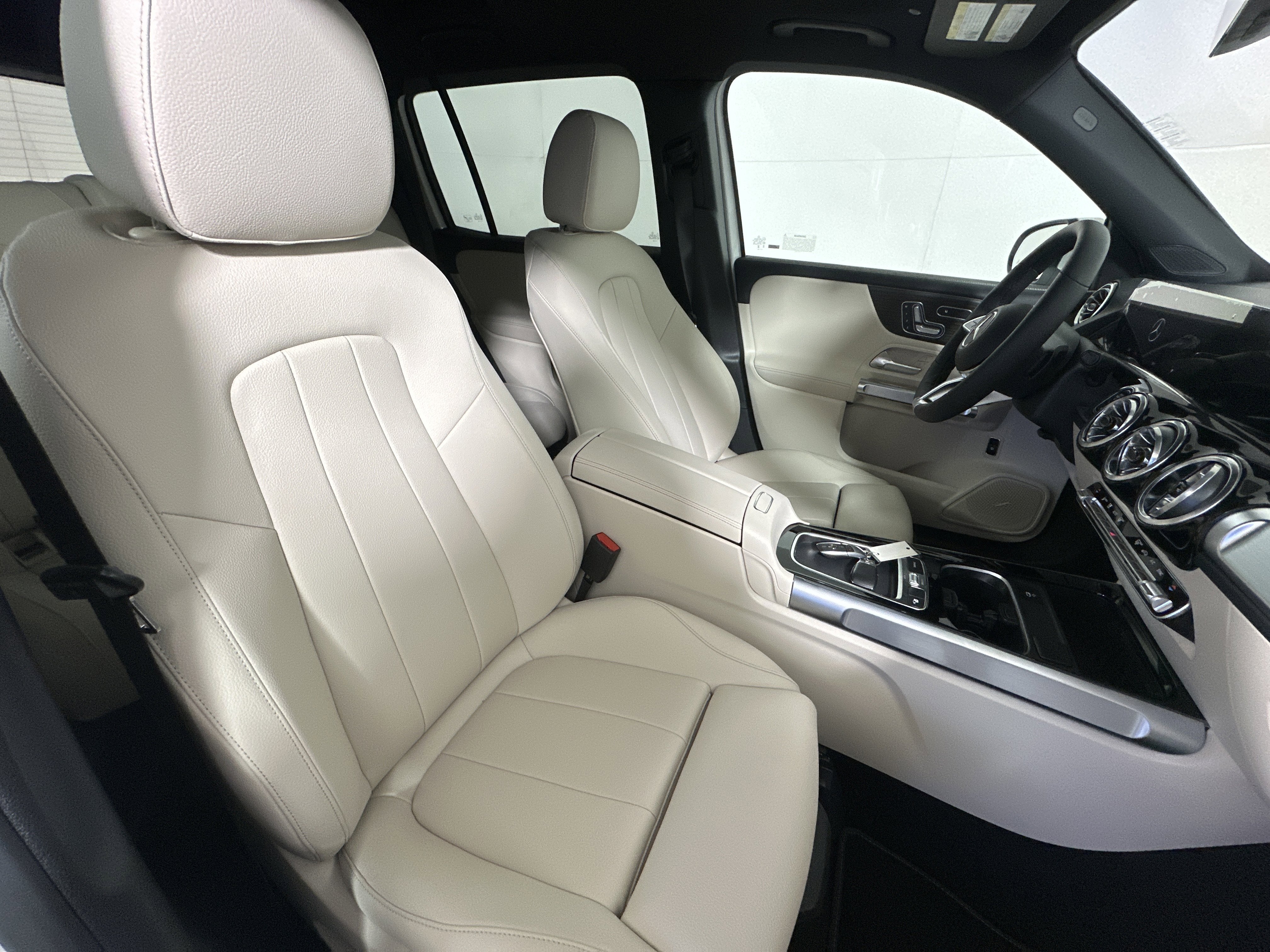 New 2026 Polar White Mercedes-Benz GLB 250 image 25