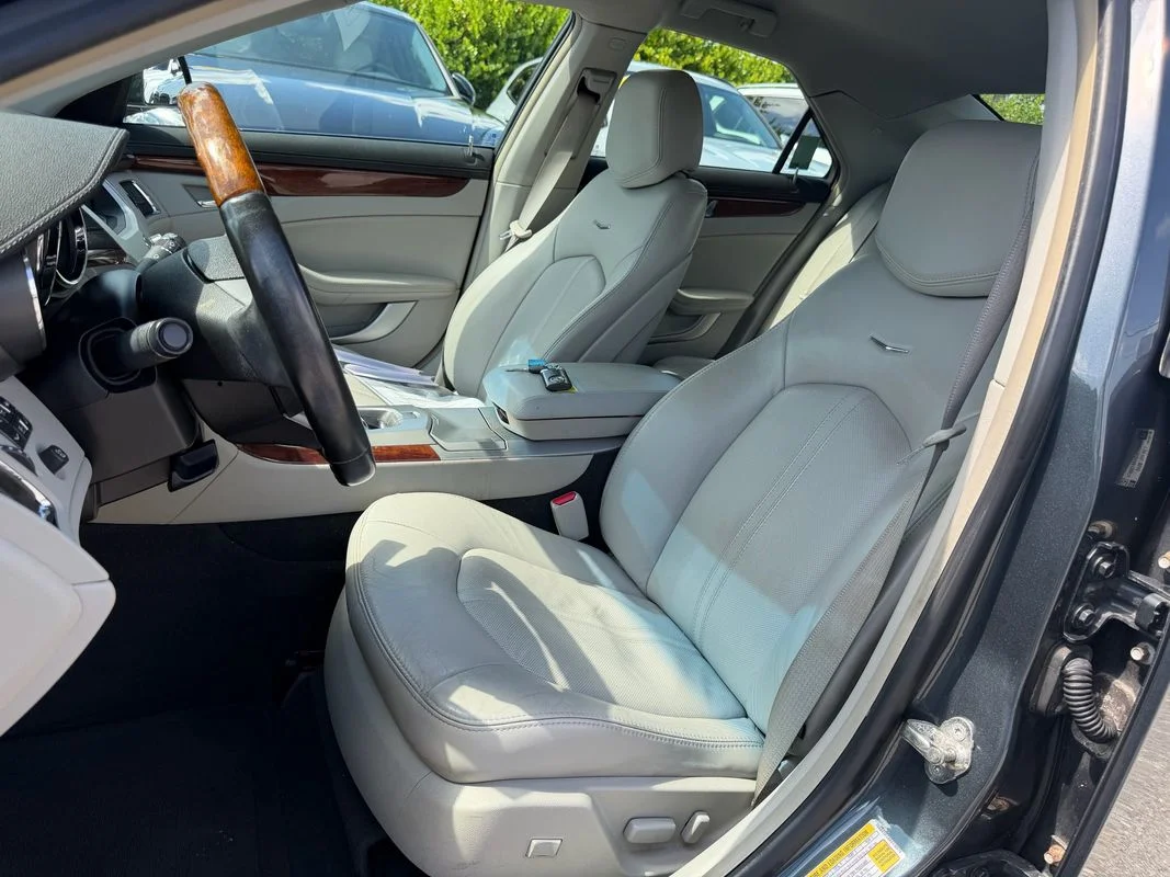 Used 2010  Cadillac Luxury image 6
