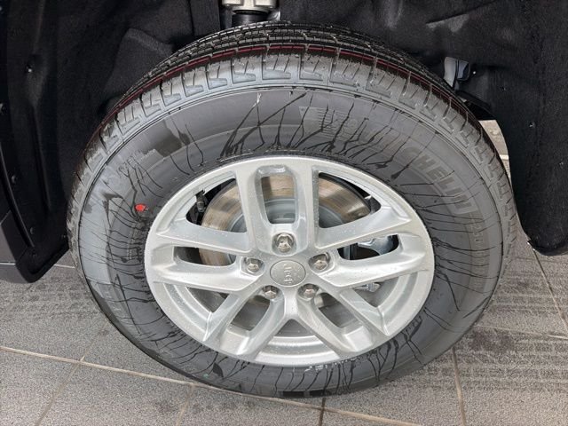 New 2026 Silver Zynith Exterior Paint Jeep Laredo image 6
