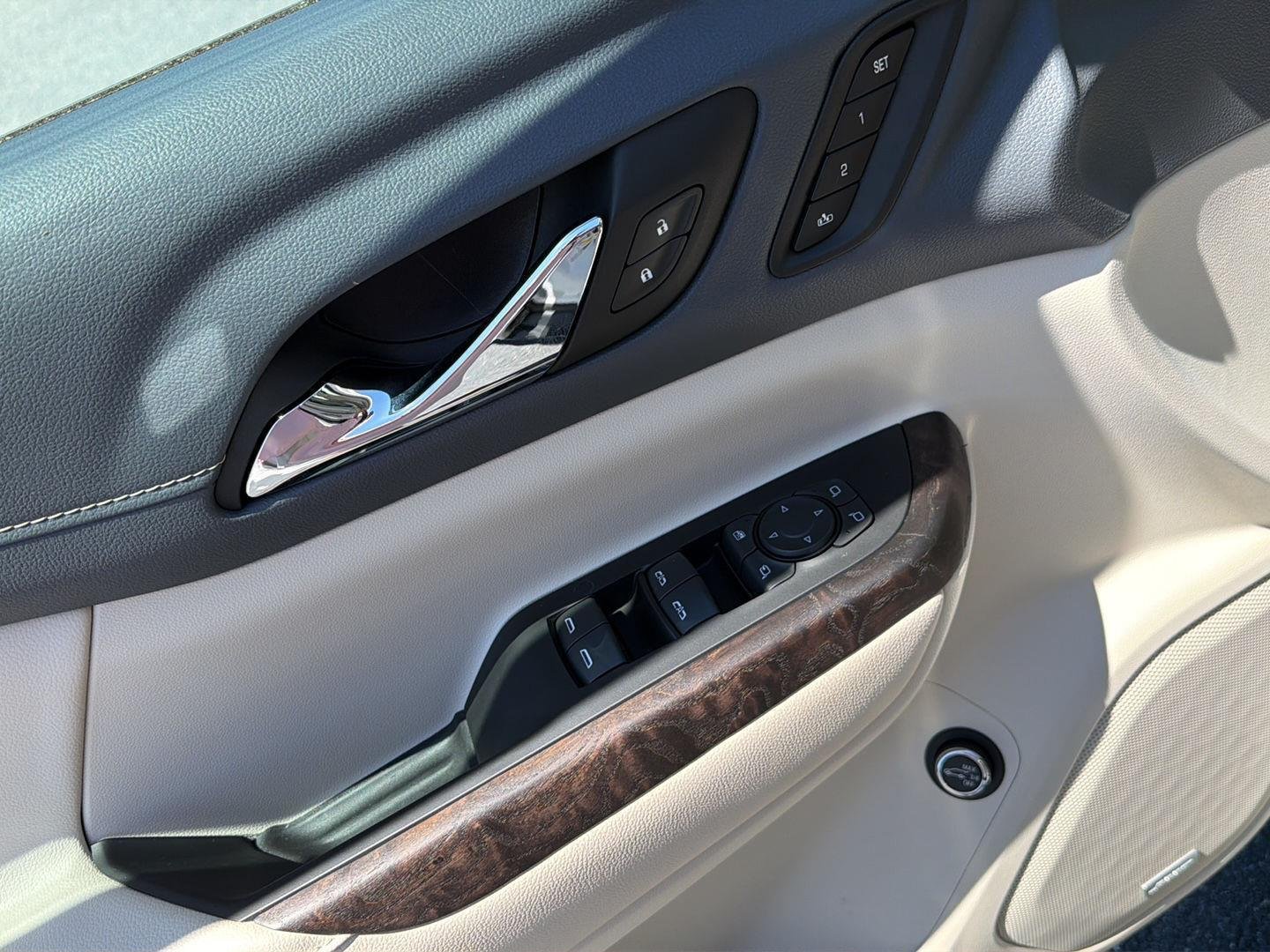 Used 2023 White Frost Tricoat GMC Denali image 35