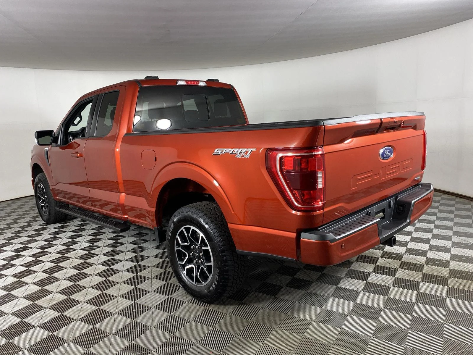 Used 2023 Hot Pepper Red Tinted Clearcoat Ford XLT image 5