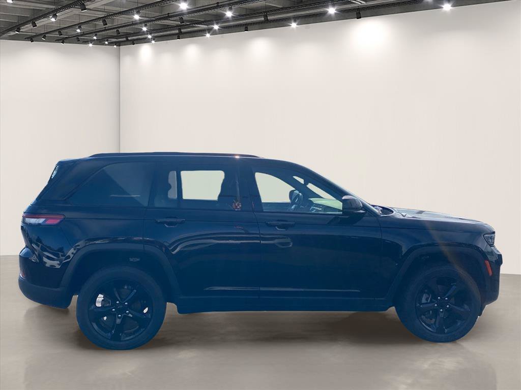 Used 2023 Diamond Black Crystal Pearlcoat Jeep Altitude image 8