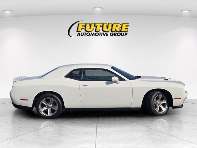Used 2019 White Dodge SXT image 3